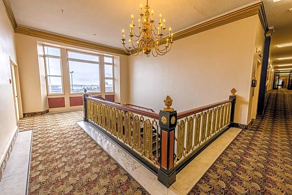 Prince Arthur Waterfront Hotel & Suites