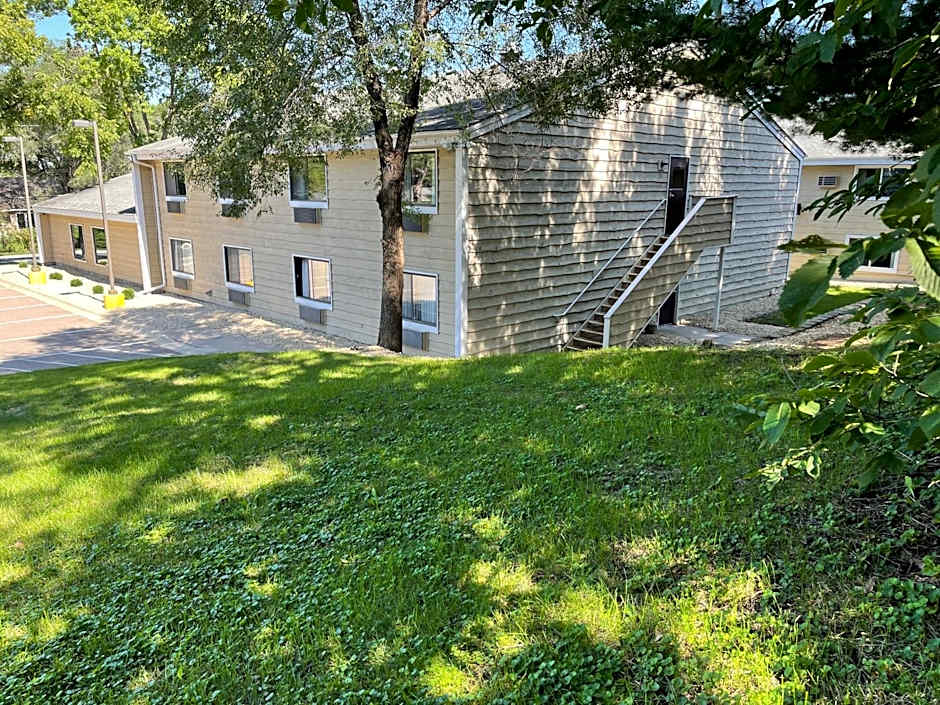 Nichols Inn & Suites