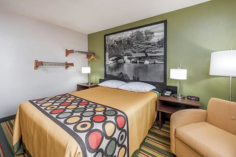 Super 8 by Wyndham Bloomington Normal