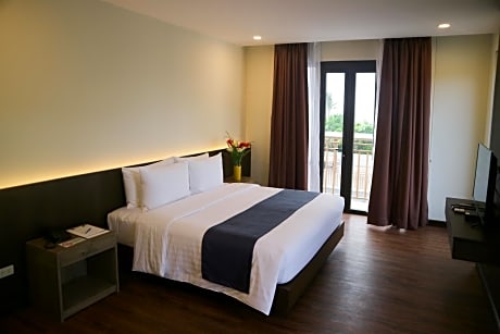 Deluxe King Room with Balcony