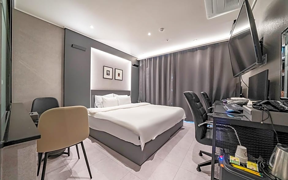 Hotel Hermes at Yongin Everland Station