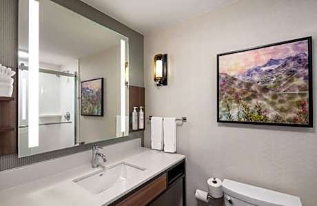2 Queens Premium W/In-Room Drinks-Snacks