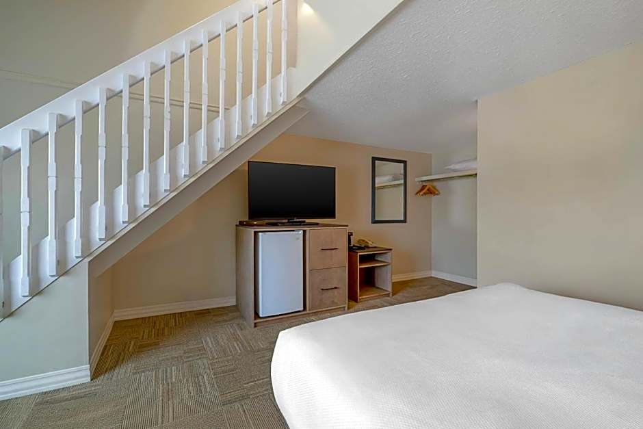Econo Lodge Inn & Suites
