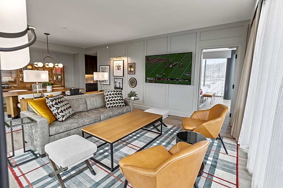 The Highlander at Radford, Tapestry Collection by Hilton