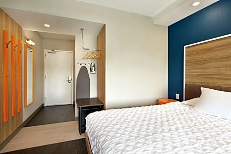 King Room with Tub - Hearing Accessible