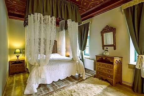 Suite with Mountain View