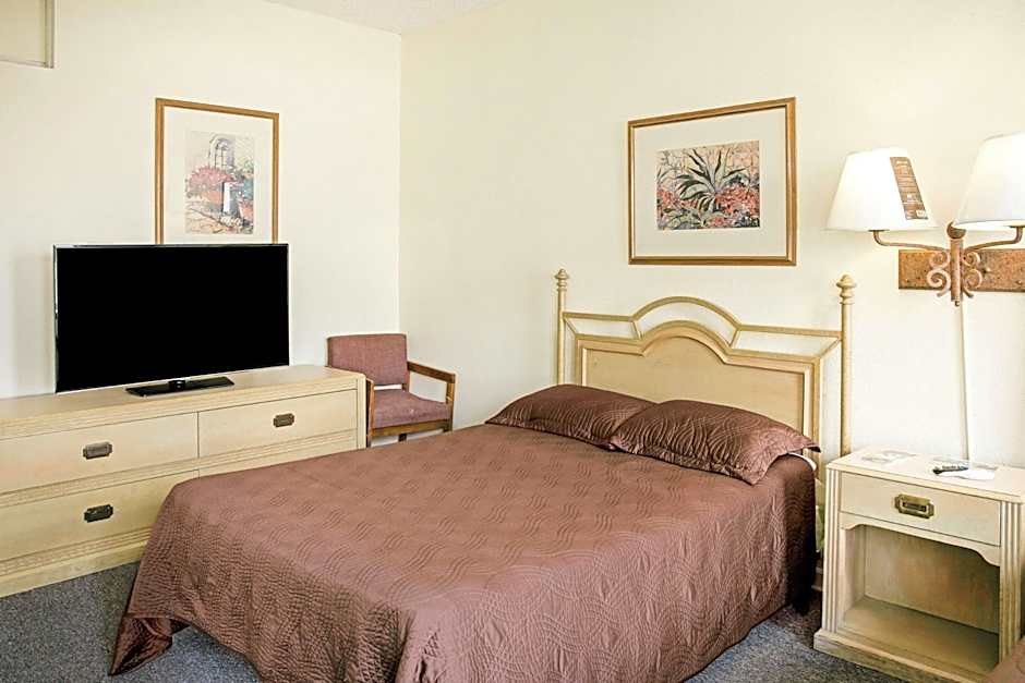 OYO Cameron Historic Hotel Brownsville I-69E