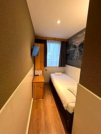 Single Room with Private Shower and Toilet