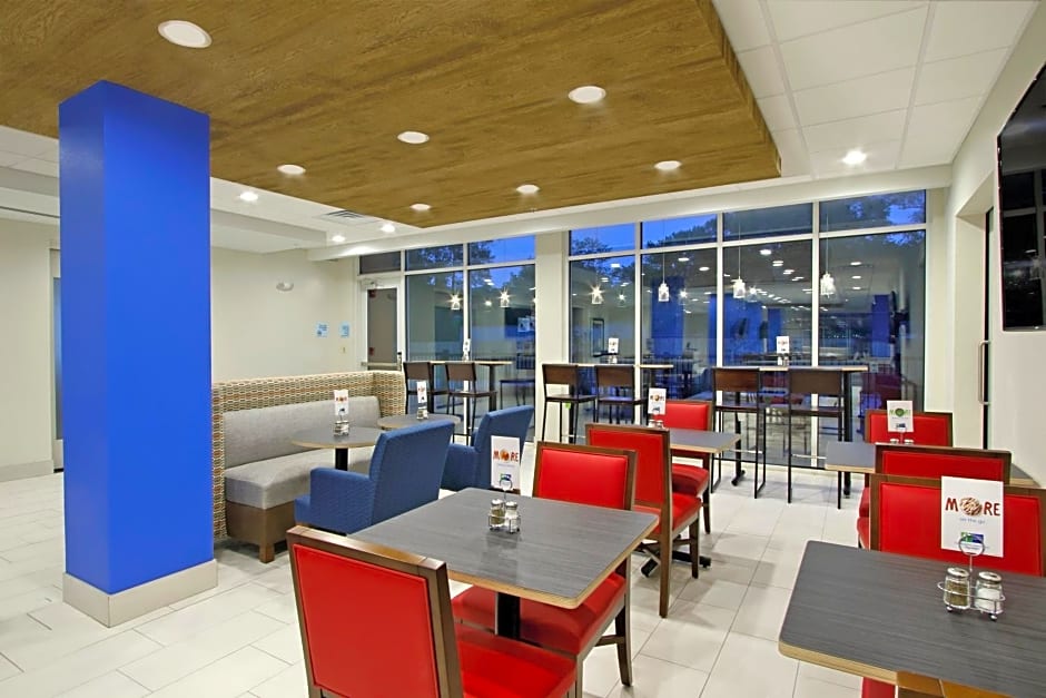 Holiday Inn Express & Suites - Columbus North, an IHG Hotel