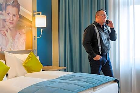 Standard room with a queen-size bed (with close t or wardrobe)