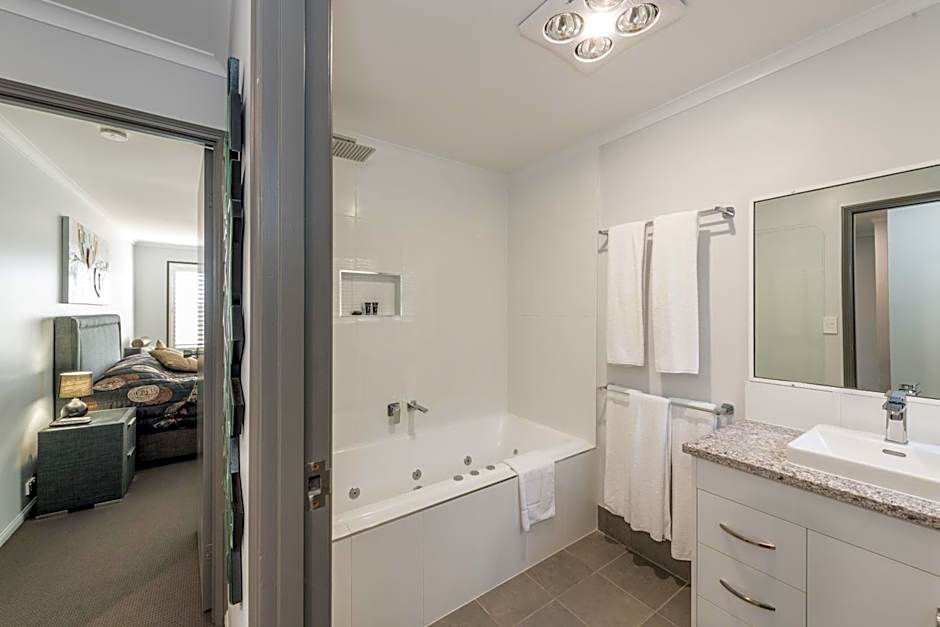 Athena Motel Apartments