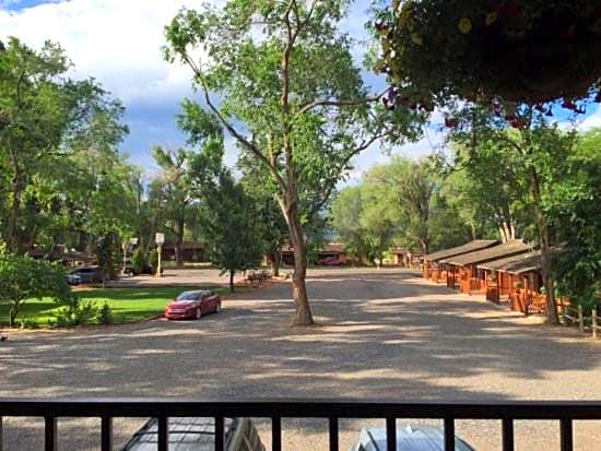 Austin's Chuckwagon Motel
