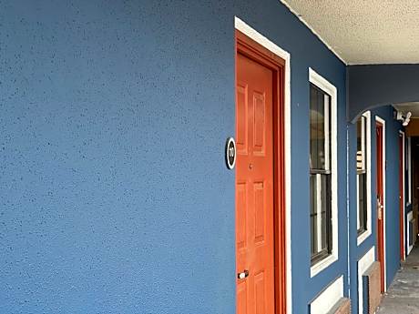 Deluxe Double Room (2 Adults + 1 Child)