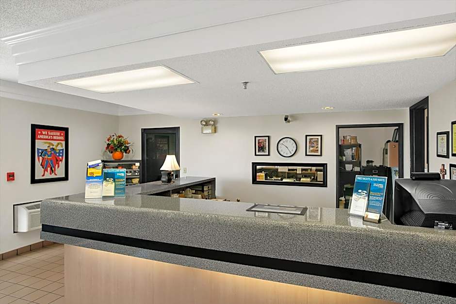 Super 8 by Wyndham Metropolis