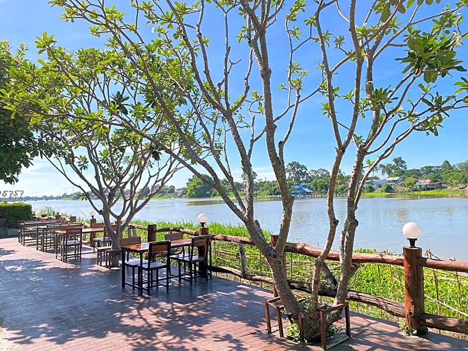 Chaophayathara Riverside Hotel