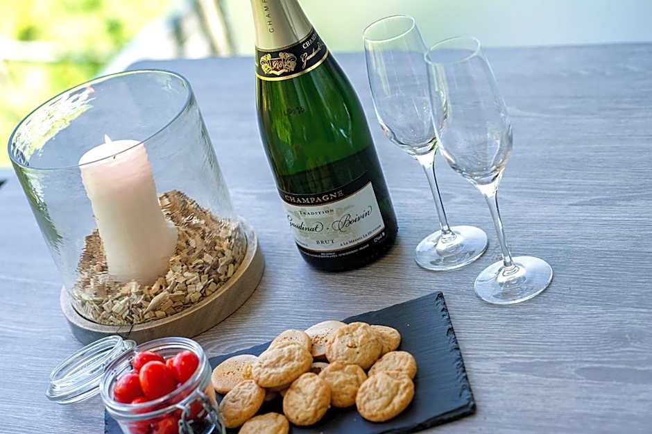 Haus Gregori Modern & Central Stay in Vineyard with Rooftop & Served Breakfast