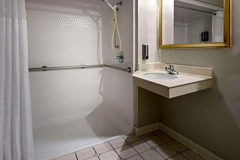 Days Inn & Suites by Wyndham Albany