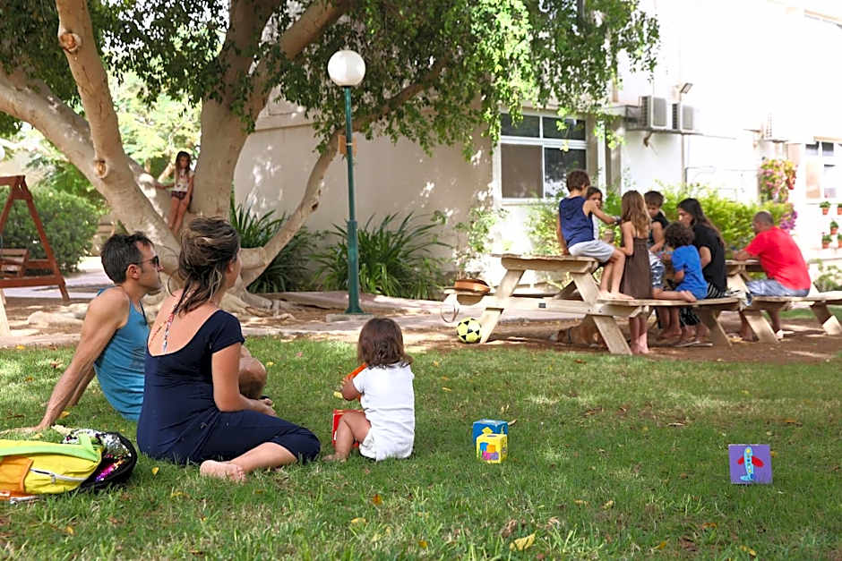 קיבוץ אילות - חדרי אירוח עם בריכה משותפת