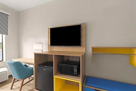 King Room with Roll-in Shower - Mobility Access/Non-Smoking