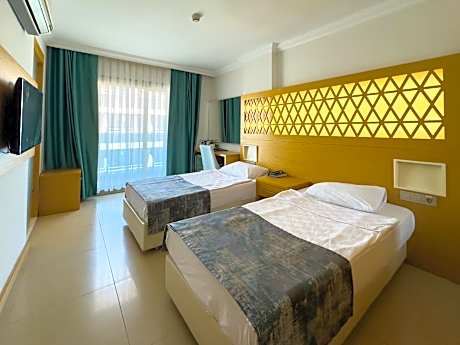 Deluxe Family Room for 3 People