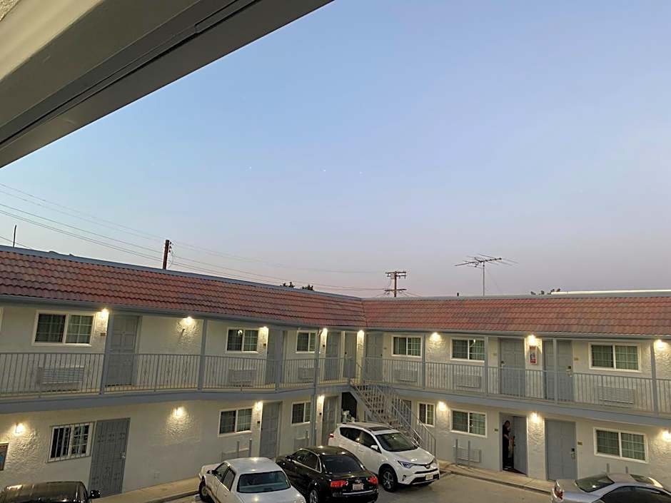 Golden West Manor Motel