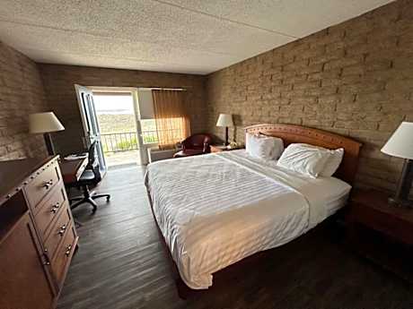 1 King Bed, Non-smoking, Mini Fridge, Wi-fi, Continental Breakfast