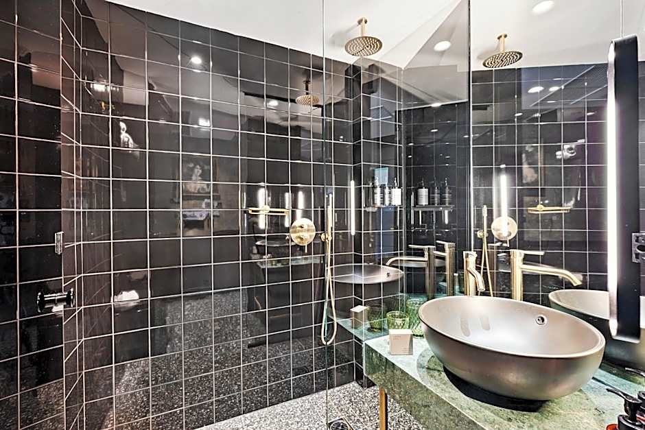 Skylark, Aluma Hotel & Resort