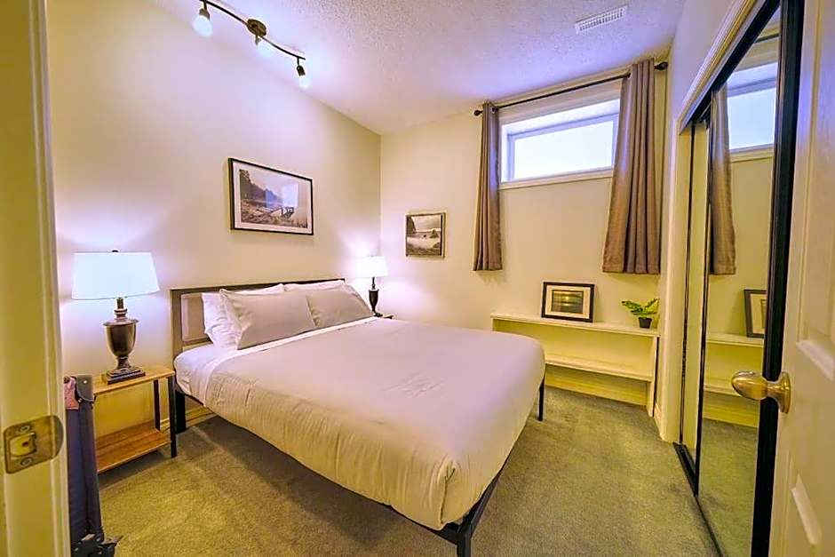 Casa Pura Vida Hot Tub, Pool & Ping Pong Tables w Backyard & BBQ Come stay