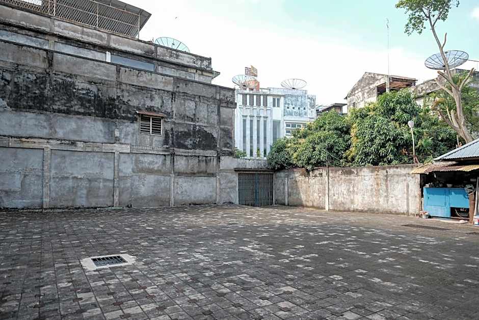 RedDoorz at Hotel Mayang Sari 1