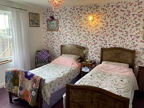Twin Room with Ensuite Shower