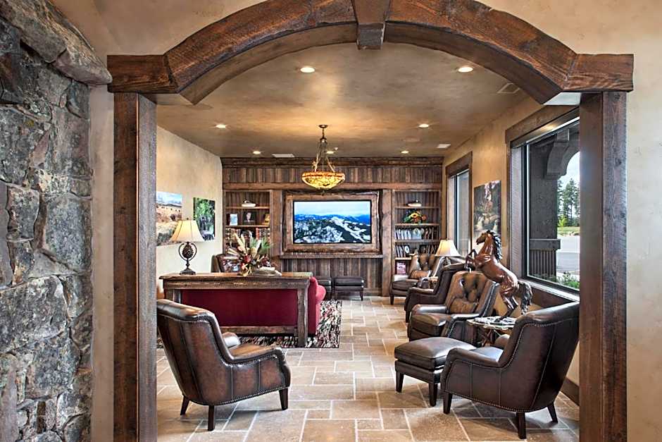 Glacier International Lodge