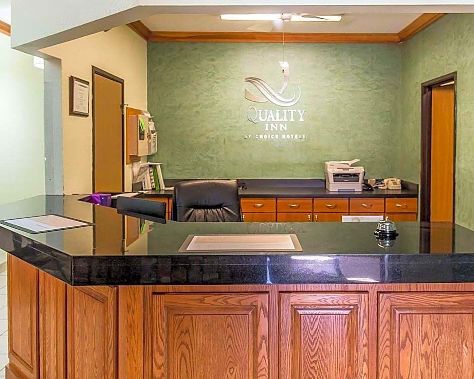 Quality Inn at Collins Road - Cedar Rapids