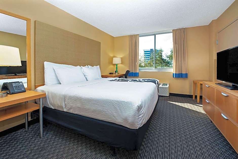 La Quinta Inn & Suites by Wyndham West Palm Beach Airport