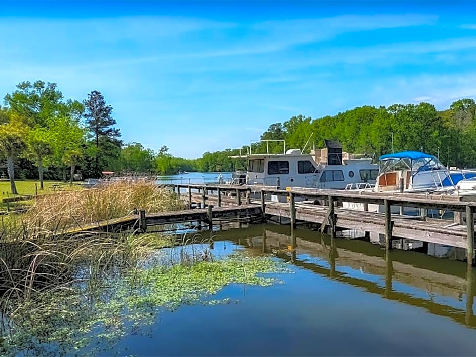 Bells Marina & Fishing Resort - Santee Lake Marion by I95 - Family Adventure, Pets on Request!