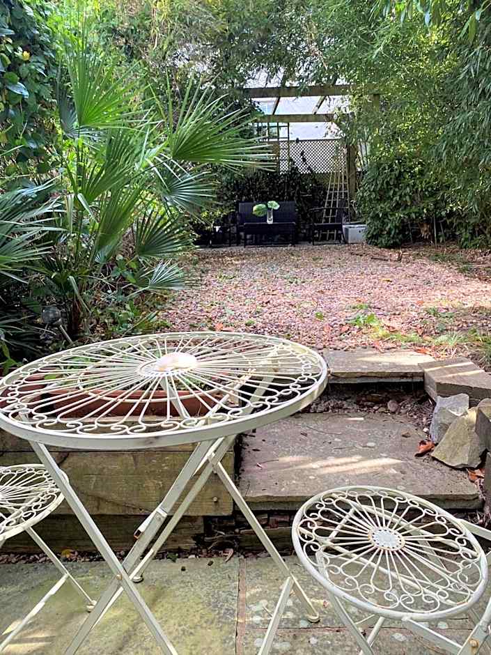 Idyllic Clifton Hideaway - Stunning Garden Flat