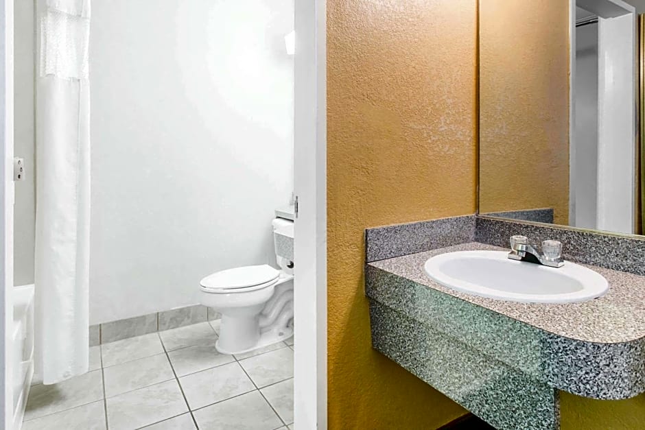 Howard Johnson by Wyndham Lake City