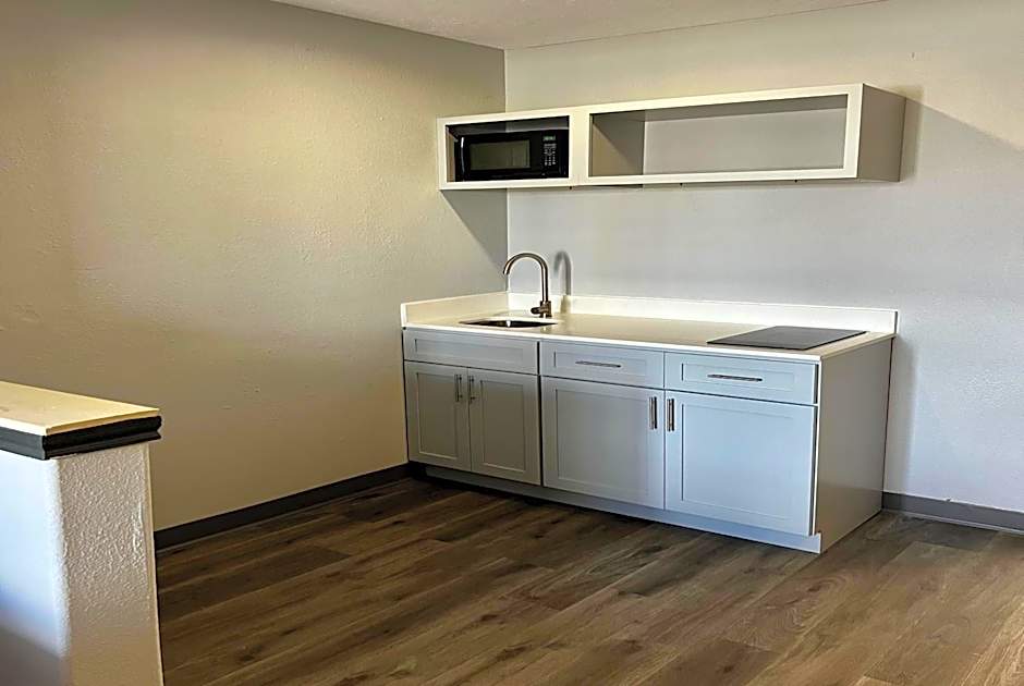 Super 8 by Wyndham Sealy