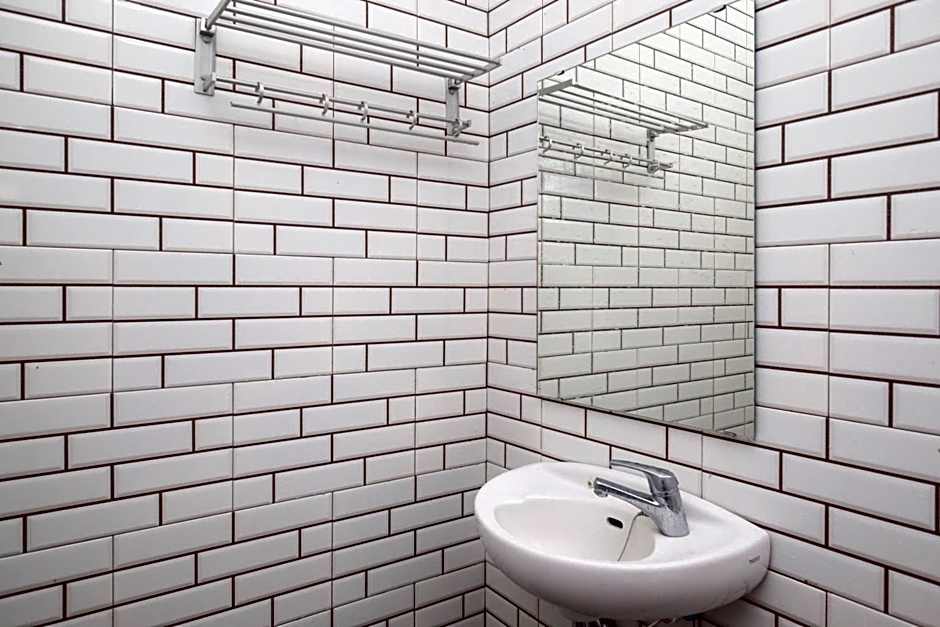 Urbanview Hotel AVA Semarang near Akademi Kepolisian Semarang by RedDoorz