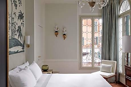 Suite with Balcony and Canal View