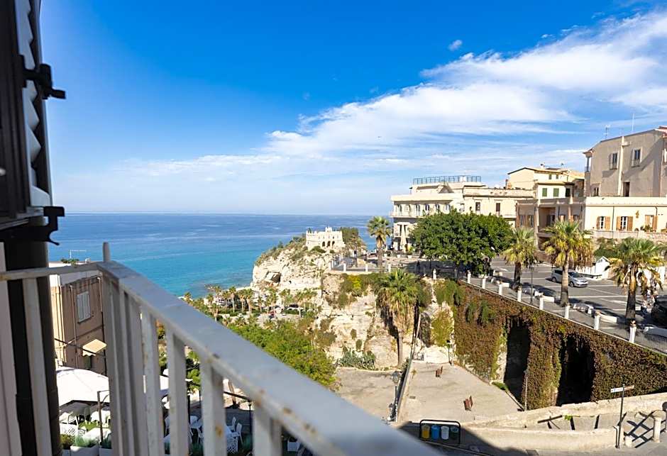 B&B Island Tropea -Sea View Rooms & Suites-