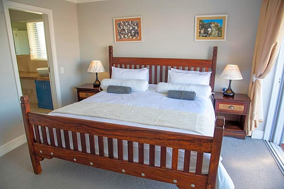 WATERFRONT 2 BR Home with mooring at Knysna Quays - life on the water