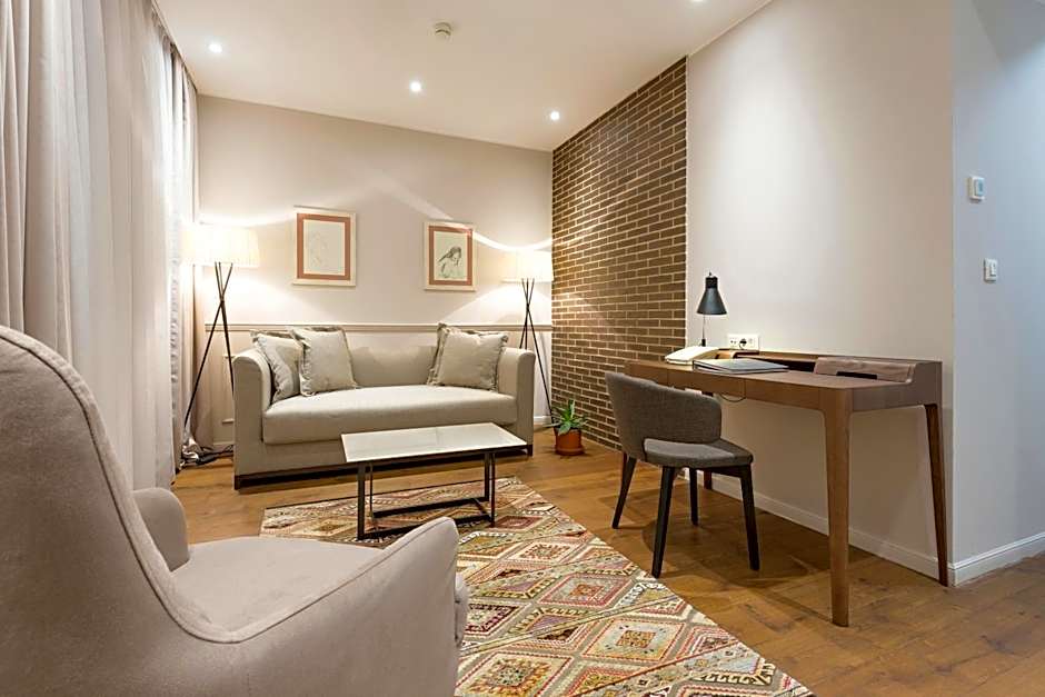 Envoy Hotel