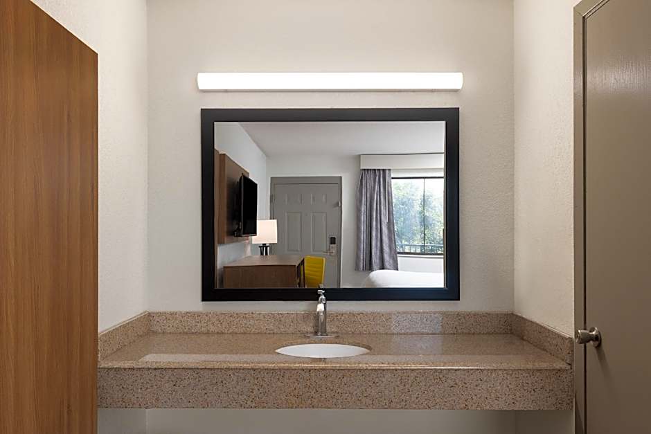 Days Inn & Suites by Wyndham Indianapolis Airport East