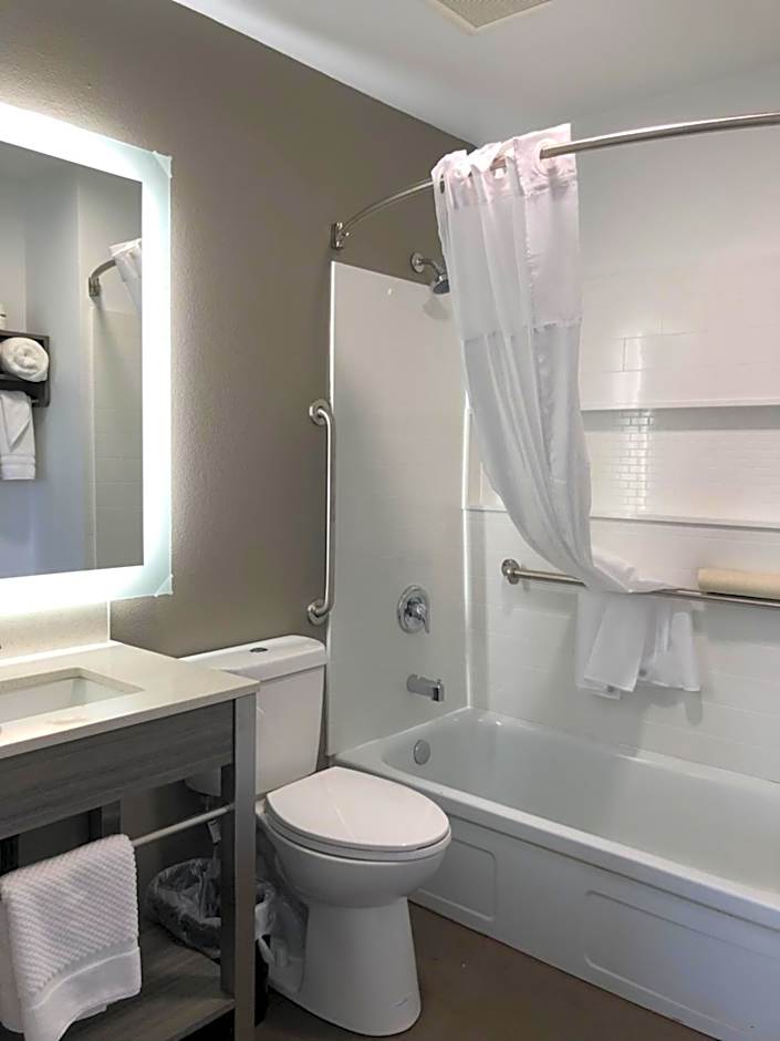 Seven Seas Inn & Suites