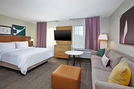 Queen Studio Suite with Bath Tub - Mobility Accessible - Non-Smoking