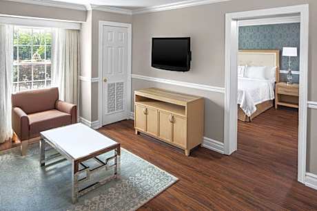 1 Bedroom 2 room Suite, 1 King