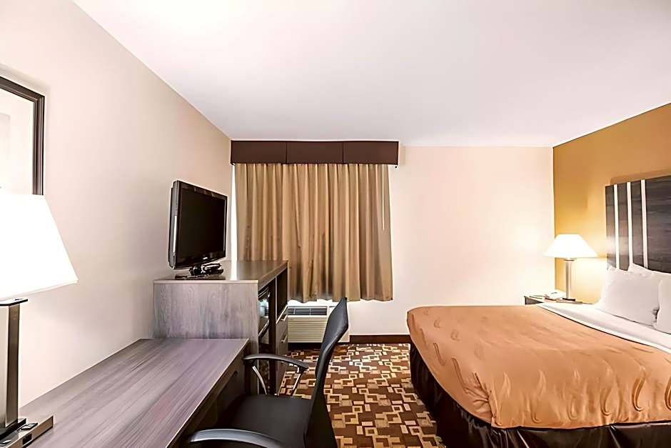 Norwood Inn & Suites Milwaukee