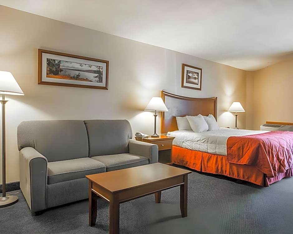 Clarion Inn & Suites At The Outlets Of Lake George