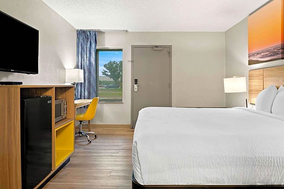 Days Inn & Suites by Wyndham Warren
