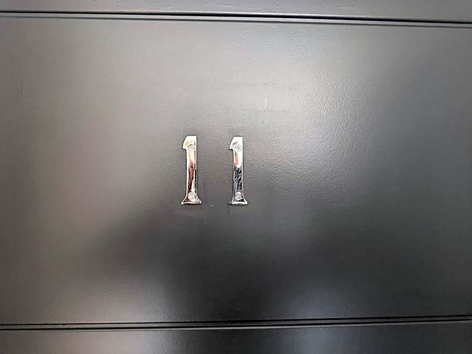 Adam Court Apartments - PE1 - Contractor Friendly - Choice of Studios or 1 Bed Apartments - Free Parking - Sofa Beds - Sky TV - Full Kitchen - Washer Dryer - WiFi